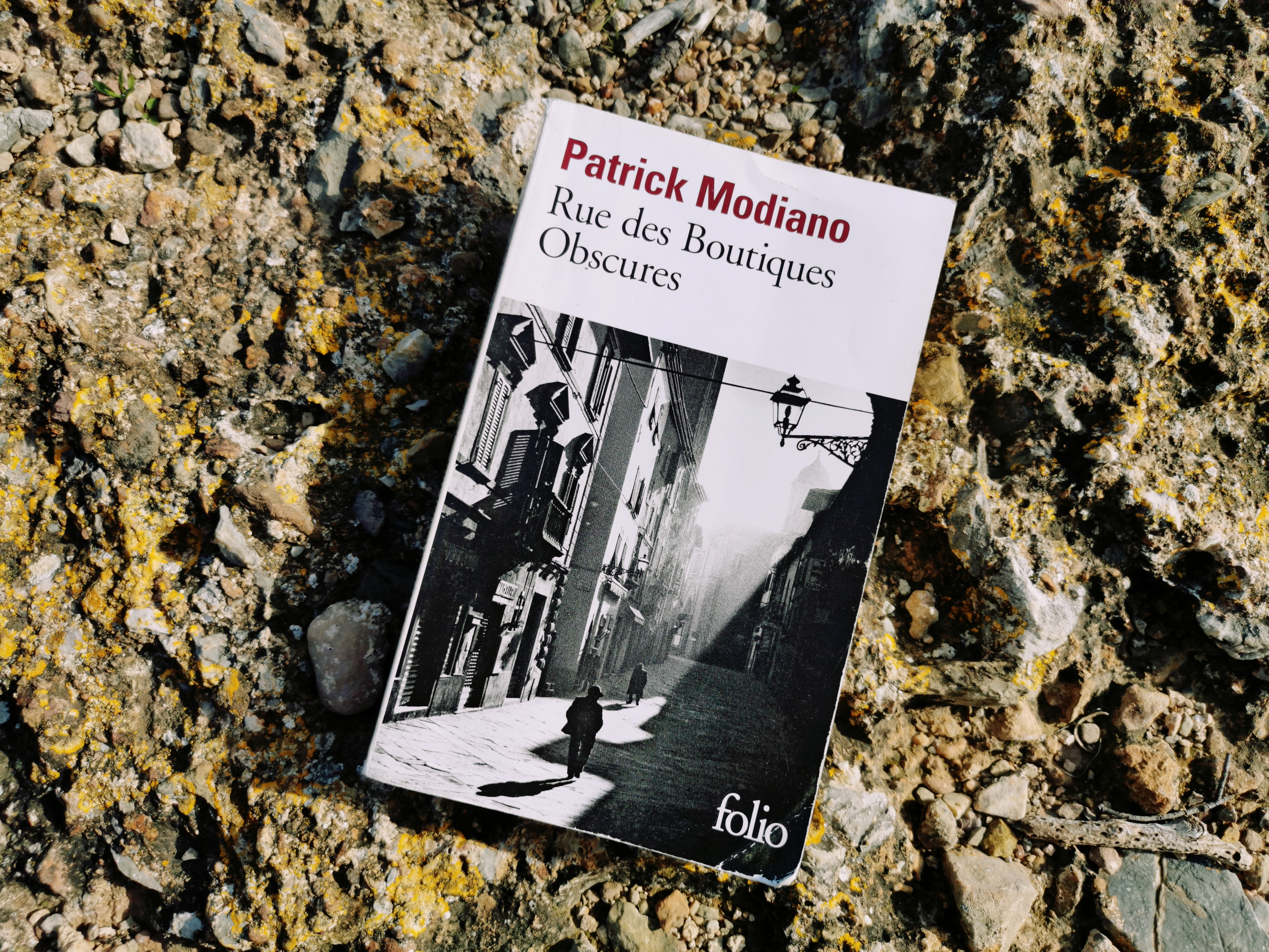 Patrick Modiano – Rue des boutiques obscures